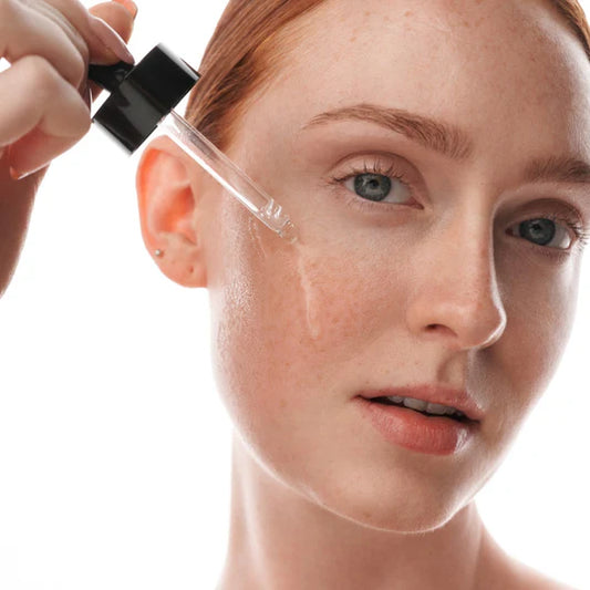 Drėkinamasis hialurono rūgšties serumas, 30 ml su 8 odą drėkinančių ingredientų kompleksu, pH 5,0-6,0