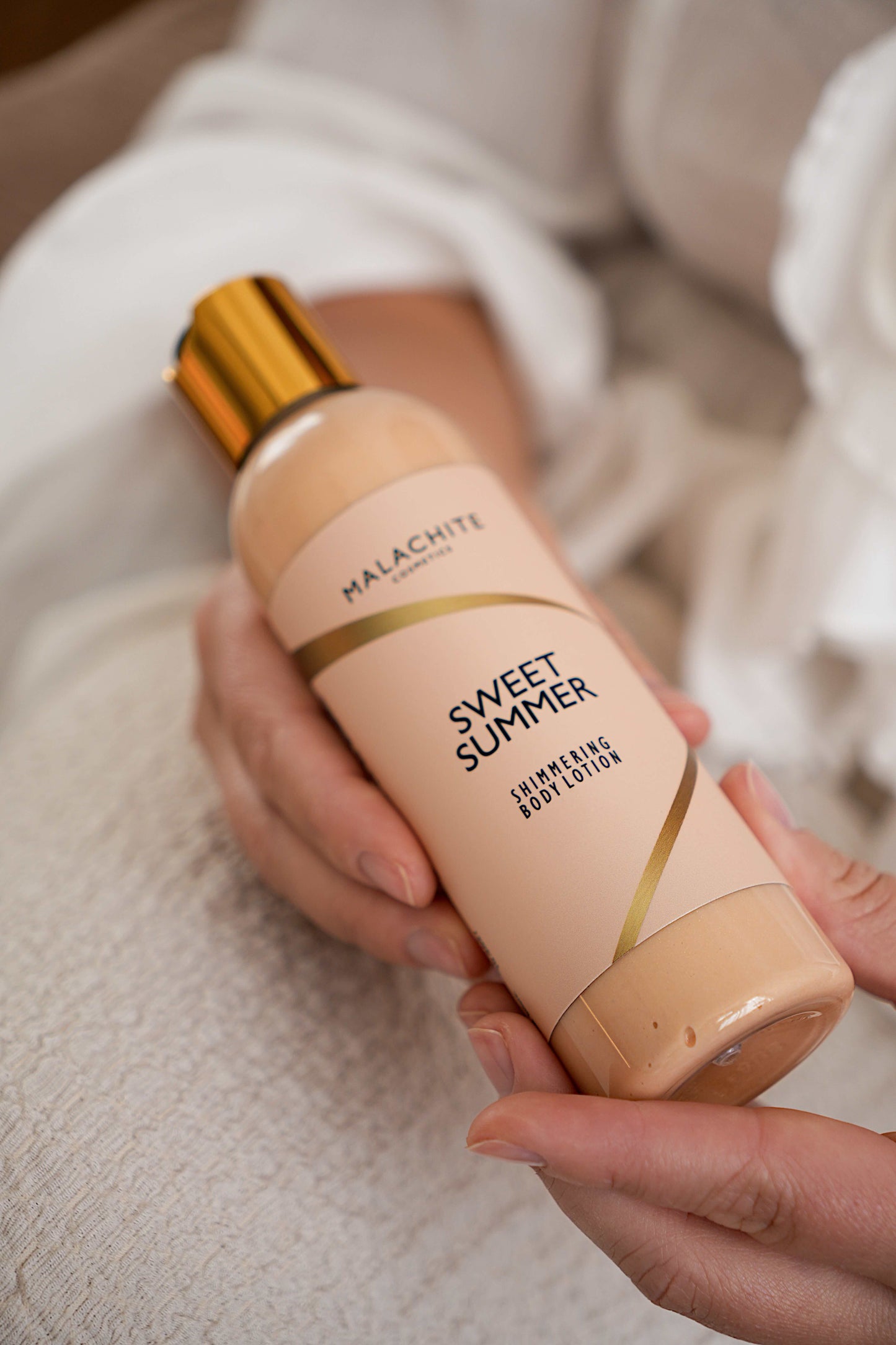 Kūno losjonas MALACHITE COSMETICS Moisturizing Shimmering body lotion "Sweet summer" 200 ml