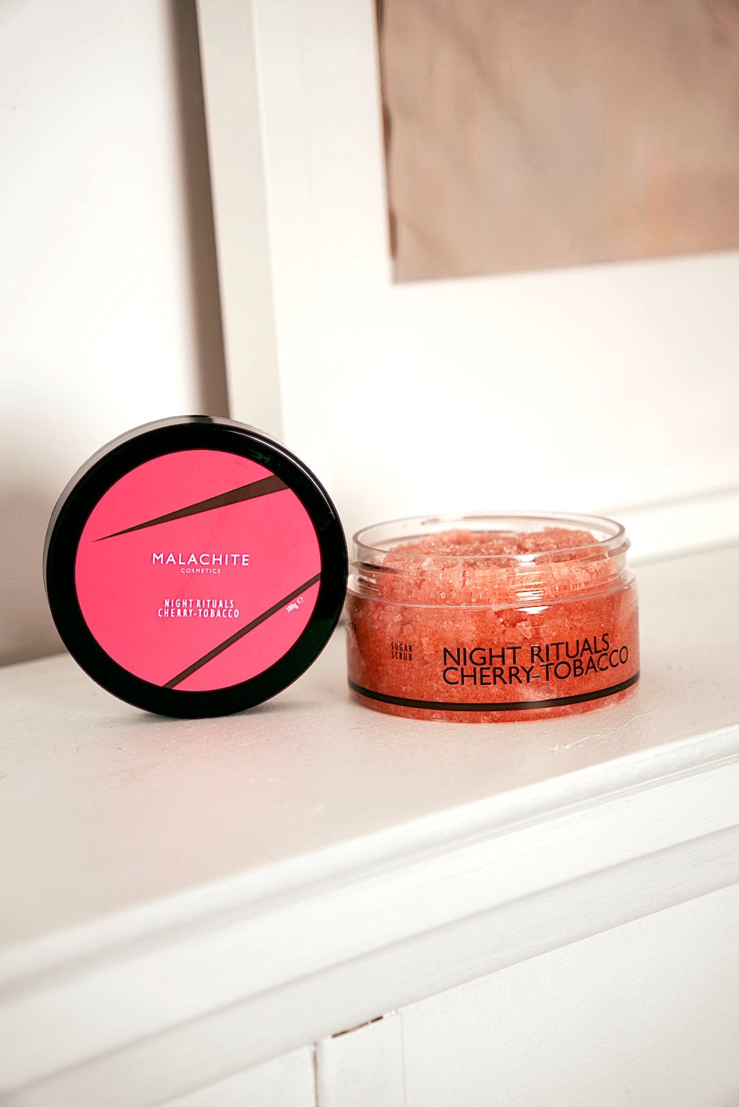 Vyšnių šveitiklis MALACHITE COSMETICS „Night Rituals – Cherry & Tobacco“, 300 ml